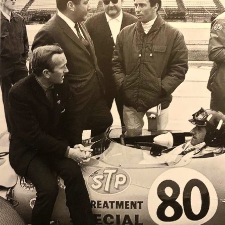 Conciliabule entre Jimmy Colin Chapman, Graham Hill et Andy Granatelli pendant les essais Conciliabule entre Jimmy Colin Chapman, Graham Hill et Andy Granatelli pendant les essais